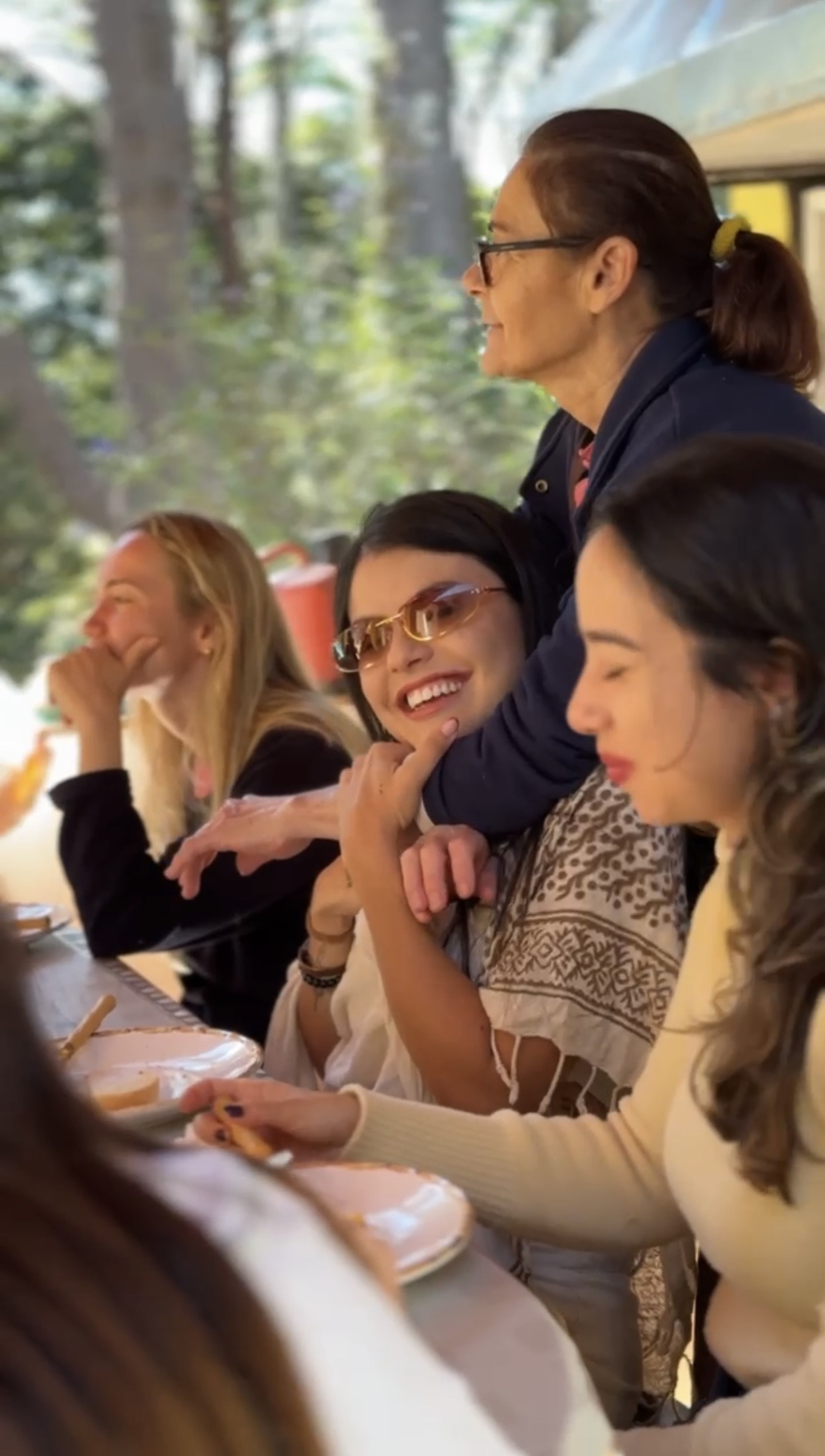 Mulheres compartilhando momentos de conexão durante o retiro